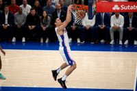 NBA篮球比赛中球员空中扣篮的精彩瞬间