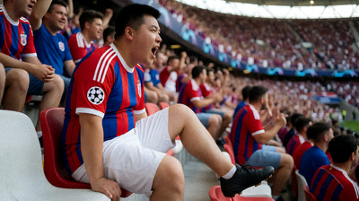 欧冠联赛比赛现场球迷呐喊助威热烈氛围